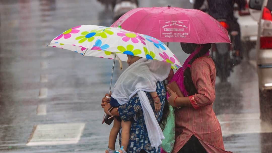 Chennai Weather: சென்னை, சுற்றுவட்டாரப் பகுதிகளில் பலத்த மழை தொடரும்; வானிலை மையம் அறிவிப்பு!- எங்கே?
