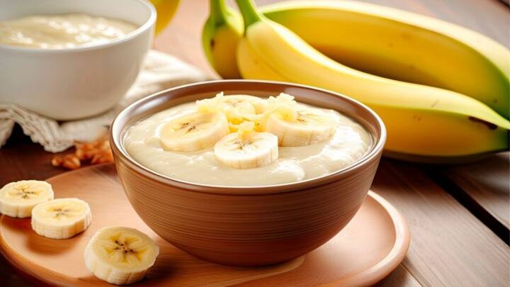 হিটস্ট্রোক থেকে রক্ষা পেতে দইয়ের সঙ্গে কলা মেখে খেলে উপকার পাবেন। এটি শরীরে ইলেক্ট্রোলাইটের সমস্যাও দূর করে।