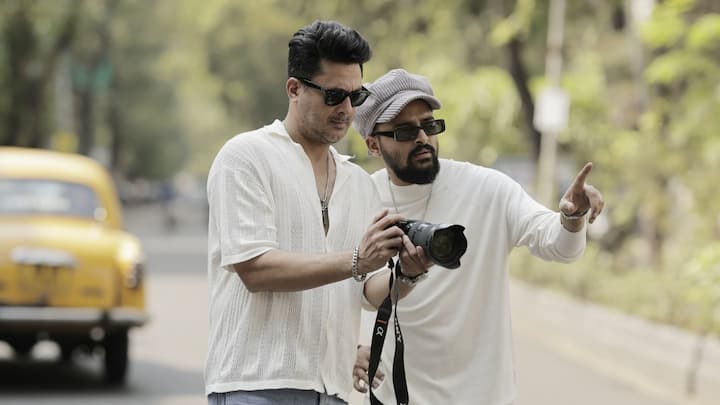 এই চমকের ইঙ্গিত ছিল অনেক আগে থেকেই। সোশ্যাল মিডিয়ায় যীশু সেনগুপ্ত (Jisshu Sengupta) ও সৌরভ দাস (Sourav Das) একটি ছবি শেয়ার করে নিয়েছিলেন। সেখানে এই দুই অভিনেতার সঙ্গে যিনি দাঁড়িয়েছিলেন, তাঁর নামটা চমকে দেওয়ার মতোই। তিনি মহেশ ভট্ট (Mahesh Bhatt)। বলিউডের বড় নাম। কিন্তু তিনি এই দুই অভিনেতার সঙ্গে ঠিক কী করছেন, তা সেই সময়ে প্রকাশ্যে আসেনি। অনেকেই মনে করেছিলেন, এ নতুন ছবির প্রচার। তবে নববর্ষে প্রকাশ্যে এল সবকিছুই। সিনেমা নয়, নতুন প্রযোজনা সংস্থা খুলছেন যীশু ও সৌরভ। আর সেখানেই যুক্ত থাকছেন মহেশ ভট্ট।