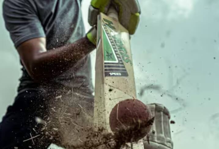 ਹੈਂਡਲ ਤੋਂ ਇਲਾਵਾ, ਬਲੇਡ ਸੰਬੰਧੀ ਨਿਯਮ ਹਨ ਕਿ ਇਸਦੀ ਕੁੱਲ ਲੰਬਾਈ 38 ਇੰਚ ਜਾਂ 96.52 ਸੈਂਟੀਮੀਟਰ ਤੋਂ ਵੱਧ ਨਹੀਂ ਹੋ ਸਕਦੀ। ਬਲੇਡ ਦੀ ਚੌੜਾਈ ਵੱਧ ਤੋਂ ਵੱਧ 4.25 ਇੰਚ ਹੋ ਸਕਦੀ ਹੈ।