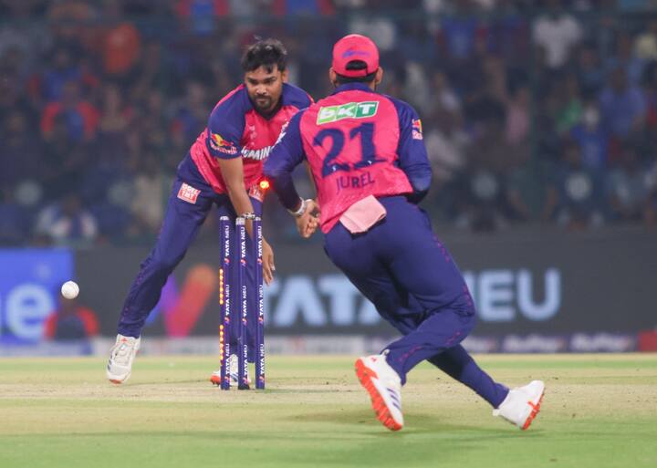 दिल्ली कॅपिटल्सची पहिली विकेट गेल्यानंतर करुण नायर फलंदाजीला आला. मात्र, अभिषेक पोरेलनं मारलेल्या फटक्यावर एक चोरटी धाव घेण्याच्या प्रयत्नात तो बाद झाला.