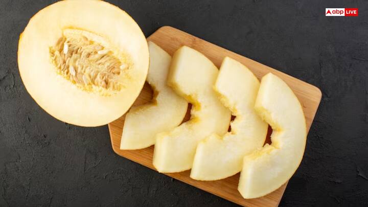 गर्मियों में मार्केट में काफी ज्यादा खरबूजा बिकते नजर आते हैं. यह स्वास्थ्य के लिए काफी हेल्दी होते हैं. लेकिन कुछ लोगों के लिए यह नुकसानदेह भी हो सकता है. आइए जानते हैं-