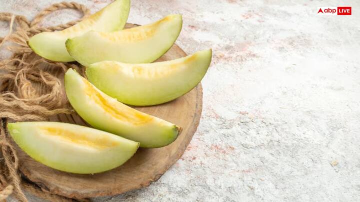 रात में न खाएं खरबूजा - रात में पाचन प्रक्रिया धीमी होती है और खरबूजा ठंडा होता है. रात को खाने से पेट में ऐंठन, ठंड लगना या अपच जैसी समस्याएं हो सकती हैं.