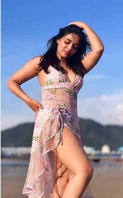 डाळिंबाचं दाणं तुझ्या, पिळलं ग व्हटावरी, प्रार्थना बेहरेचं क्लासी व्हेकेशन; बिकीनी सूटमधले फोटो व्हायरल!