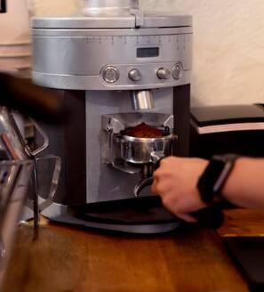 ਖੋਜ ਵਿੱਚ ਪਾਇਆ ਗਿਆ ਹੈ ਕਿ ਜਦੋਂ ਕੌਫੀ ਨੂੰ ਚੰਗੀ ਤਰ੍ਹਾਂ ਫਿਲਟਰ ਨਹੀਂ ਕੀਤਾ ਜਾਂਦਾ ਹੈ ਤਾਂ ਇਹ ਮਿਸ਼ਰਣ ਵਧੇਰੇ ਪ੍ਰਭਾਵਸ਼ਾਲੀ ਬਣ ਜਾਂਦੇ ਹਨ। ਇਹੀ ਕਾਰਨ ਹੈ ਕਿ ਦਫਤਰ 'ਚ ਮਸ਼ੀਨ ਨਾਲ ਬਣੀ ਕੌਫੀ ਪੀਣਾ ਤੁਹਾਡੇ ਦਿਲ ਦੀ ਸਿਹਤ ਲਈ ਖਤਰਨਾਕ ਸਾਬਤ ਹੋ ਸਕਦਾ ਹੈ। ਇਸ ਨਾਲ ਦਿਲ ਦੇ ਦੌਰੇ ਦਾ ਖਤਰਾ ਵੀ ਵਧ ਸਕਦਾ ਹੈ।