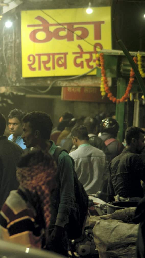 शराब के ठेके से हर महीने कितनी होती है कमाई