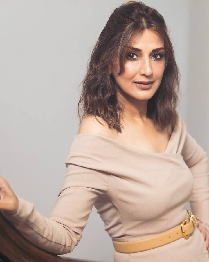 The gold-buckled belt was the hero accessory, adding structure and a hint of shine to the monochrome suit.