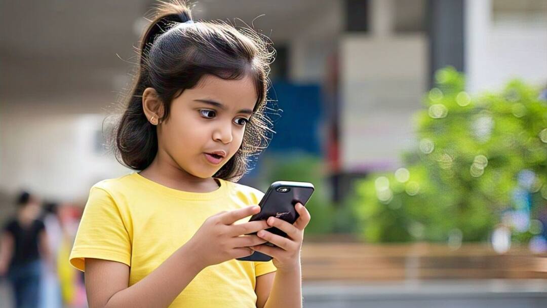 Mobile Ban in Schools: इस देश में मोबाइल फोन पर लगने वाला है बैन, जानिए क्या है कारण Mobile phones are going to be banned in Denmark Mobile phone rules in schools Mobile ban for kids Mobile Ban in Schools: इस देश में मोबाइल फोन पर लगने वाला है बैन, जानिए क्या है कारण