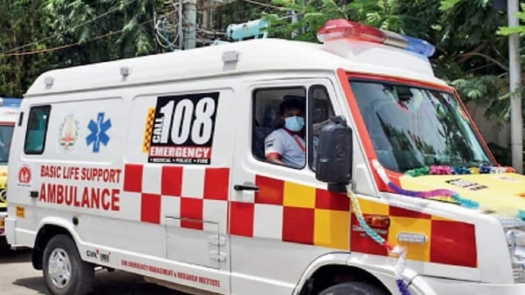 Women Passenger die of chest pain on train tnn போராட்டம் அனைத்தும் வீணாகி விட்டதே... ரயிலில் நடந்த சோகம்.. கண்ணீர் விட்ட பயணிகள்