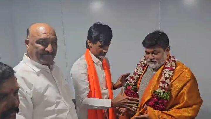 दरम्यान, मनोज जरांगे यांच्याकडून उदय सामंत यांचा सत्कार करण्यात आला. त्यानंतर, मराठा आरक्षणाच्या संदर्भात त्यांनी काही मुद्द्यांवर चर्चा केली.