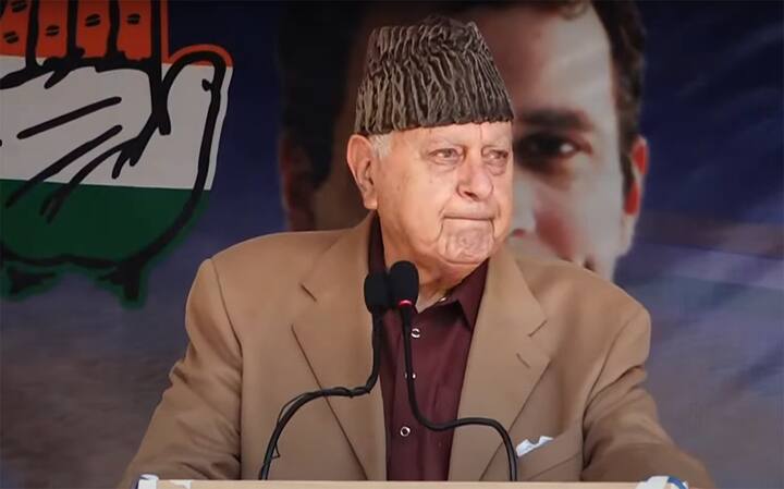 फारूक अब्दुल्ला ने कहा कि जब हम पीएम नरेंद्र मोदी से मिले थे तो हमें लगा ही नहीं कि 370 का कोई मसला होगा. हमने प्रधानमंत्री से पूछा था कि ये जो इतनी फौज जा रही है, क्या पाकिस्तान से कोई जंग करनी है? इस पर वो खामोश रहे, कुछ नहीं कहा. न्यूज़ एजेंसी पीटीआई से बातचीत में उन्होंने ये बात कही. (फाइल फोटो)