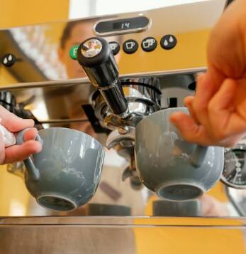 ਖੋਜਕਰਤਾਵਾਂ ਦਾ ਕਹਿਣਾ ਹੈ ਕਿ ਜੇਕਰ ਲੋਕ ਹਫਤੇ 'ਚ ਮਸ਼ੀਨ 'ਚ ਪਕਾਈ ਗਈ ਕੌਫੀ ਦੇ ਸਿਰਫ ਤਿੰਨ ਕੱਪਾਂ ਦੀ ਬਜਾਏ ਪੇਪਰ ਫਿਲਟਰ ਕੌਫੀ ਪੀਣਾ ਸ਼ੁਰੂ ਕਰ ਦੇਣ ਤਾਂ ਇਹ LDL ਕੋਲੈਸਟ੍ਰੋਲ ਦੇ ਪੱਧਰ ਨੂੰ ਕਾਫੀ ਘੱਟ ਕਰ ਸਕਦਾ ਹੈ। ਇਸ ਅਧਿਐਨ ਜ਼ਰੀਏ ਖੋਜਕਰਤਾਵਾਂ ਨੇ ਉਨ੍ਹਾਂ ਲੋਕਾਂ ਨੂੰ ਚਿਤਾਵਨੀ ਦਿੱਤੀ ਹੈ ਜੋ ਸਾਰਾ ਦਿਨ ਕੌਫੀ ਪੀ ਕੇ ਦਫਤਰ ਵਿਚ ਕੰਮ ਕਰਦੇ ਹਨ।