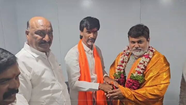 मित्रत्वाच्या नात्यानं मी मनोज जरांगे यांची भेट घ्यायला आलोय, असेही सामंत यांनी म्हटल. त्यामुळे, दोस्तासाठी मंत्री महोदयांनी वाट वाकडी करुन जरांगेंची भेट घेतली.