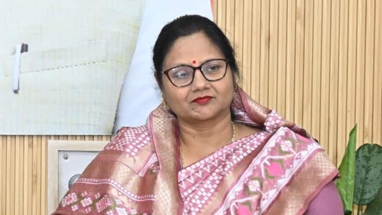 UP Minister Vijay Laxmi Gautam Angry on Mamata Banerjee Statement regarding CM Yogi Adityanath ANN यूपी की मंत्री बोलीं- 'ममता बनर्जी को अराजकता फैलाने की आदत, यूपी में अराजकता पर डंडा चलता है'