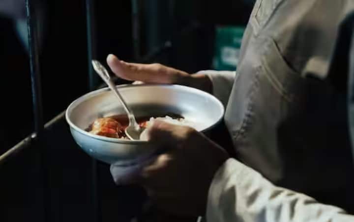 ਜਦੋਂ ਵੀ ਜੇਲ੍ਹ ਦੀ ਗੱਲ ਹੁੰਦੀ ਹੈ, ਤਾਂ ਸਭ ਤੋਂ ਪਹਿਲਾਂ ਜਿਹੜੀ ਗੱਲ ਮਨ ਵਿੱਚ ਆਉਂਦੀ ਹੈ ਉਹ ਹੈ ਜੇਲ੍ਹ ਦਾ ਖਾਣਾ। ਪਾਣੀ ਵਾਲੀ ਦਾਲ, ਸੁੱਕੀ ਰੋਟੀ ਅਤੇ ਸਾਦੇ ਚੌਲ। ਇਹ ਤਸਵੀਰ ਸਾਡੇ ਮਨਾਂ ਵਿੱਚ ਰਹਿੰਦੀ ਹੈ ਕਿਉਂਕਿ ਇਹੀ ਅਸੀਂ ਫਿਲਮਾਂ ਵਿੱਚ ਦੇਖਿਆ ਹੈ। ਪਰ ਇਹ ਸਭ ਦੇਖਣ ਤੋਂ ਬਾਅਦ, ਮਨ ਵਿੱਚ ਇੱਕ ਵਿਚਾਰ ਆਉਂਦਾ ਹੈ ਕਿ ਕੀ ਜੇਲ੍ਹ ਦਾ ਖਾਣਾ ਸੱਚਮੁੱਚ ਇਸ ਤਰ੍ਹਾਂ ਹੁੰਦਾ ਹੈ? ਜਾਂ ਉੱਥੇ ਕੈਦੀਆਂ ਨੂੰ ਦੁੱਧ ਅਤੇ ਆਂਡੇ ਵੀ ਦਿੱਤੇ ਜਾਂਦੇ ਹਨ। ਜੇਕਰ ਅਜਿਹਾ ਹੈ, ਤਾਂ ਇਹ ਕਿਹੜੇ ਕੈਦੀਆਂ ਲਈ ਹੈ? ਆਓ ਪਤਾ ਕਰੀਏ। ਤਿਹਾੜ ਜੇਲ੍ਹ ਏਸ਼ੀਆ ਦੀ ਸਭ ਤੋਂ ਵੱਡੀ ਜੇਲ੍ਹ ਹੈ। ਉੱਥੋਂ ਦੇ ਜੇਲ੍ਹਰ ਸੁਨੀਲ ਗੁਪਤਾ ਨੇ ਇੱਕ ਪੋਡਕਾਸਟ ਨੂੰ ਇੰਟਰਵਿਊ ਦਿੰਦਿਆਂ ਹੋਇਆਂ ਕਿਹਾ ਕਿ ਕੈਦੀਆਂ 'ਤੇ ਸਖ਼ਤੀ ਰੱਖੀ ਜਾਂਦੀ ਹੈ, ਪਰ ਸਹੂਲਤਾਂ ਵੀ ਮਿਲਦੀਆਂ ਹਨ।