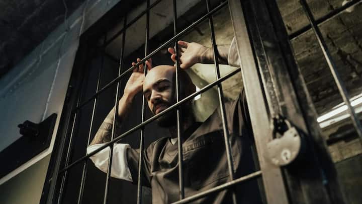 तिहाड़ जेल एशिया की सबसे बड़ी जेल है. वहां के जेलर सुनील गुप्ता ने एक पॉडकास्ट को इंटरव्यू दिया और इस दौरान उन्होंने बताया कि, कैदियों पर सख्ती तो बरती जाती है, लेकिन सुविधाएं भी होती हैं.