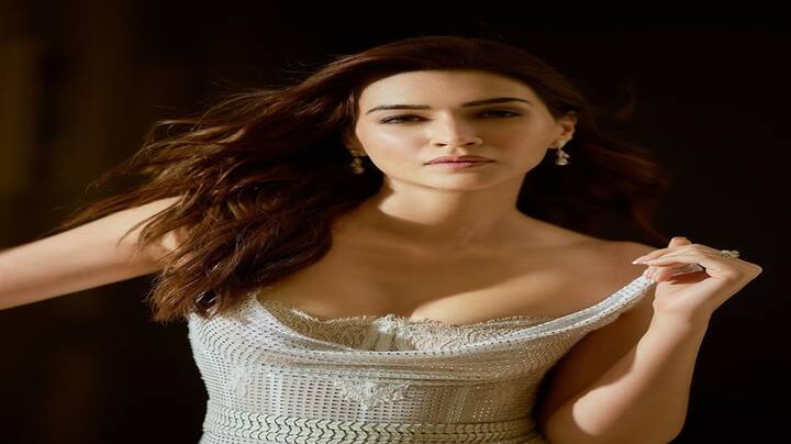 Kriti Sanon: બૉલીવુડની સુંદર અને જાણીતી એક્ટ્રેસ ક્રિતિ સેનન પોતાની સુંદરતા અને અદાકારીથી દર્શકોનુ ખુબ દિલ જીતી રહી છે.