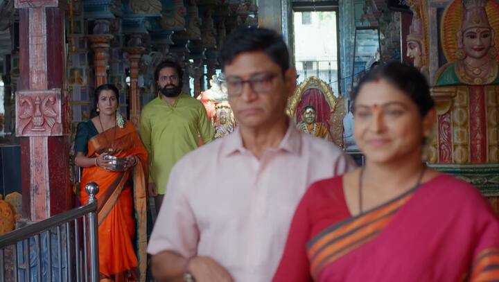 తర్వాత గుడికి వెళ్లి పూజ చేయడానికి కాంతం, ఆనంద్ పేర్లు చెప్తాడు సత్యమూర్తి. మూడో అబ్బాయి పేరు అంటే దేవా అని చెప్తాడు తన భార్య మిధున అంటూ శారద చెప్తుంది. దానిని వెనకనుంచి జడ్జ్ చూస్తాడు.