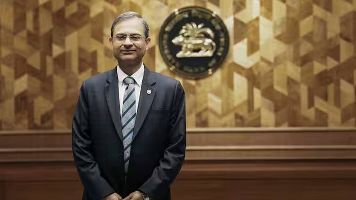 आरबीआयनं कोटक महिंद्रा बँकेला कर्ज प्रणाली संदर्भातील मार्गदर्शक सूचनांशिवाय कर्ज आणि अॅडव्हान्स , वैधानिक आणि काही प्रतिबंधांवर काही दिशा निर्देशांचं पालन न केल्या प्रकरणी 61.4 लाख रुपयांचा दंड लावला आहे.