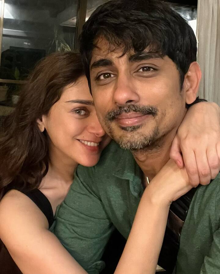 इन तस्वीरों में अदिति और सिद्धार्थ अलग-अलग लोकेशन्स पर पोज करते हुए दिखाई दे रहे हैं. उनकी केमिस्ट्री फैंस का दिल जीत रही है.