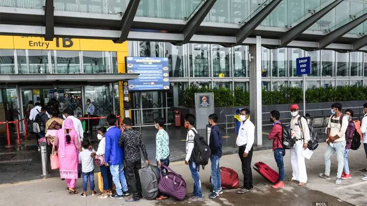 क्योंकि आपको एयरपोर्ट पर चेक इन करना होता है. कई बार यात्रियों के भीड़ होने के चलते इसमें काफी समय लग जाता है. इसके अलावा सिक्योरिटी चेकिंग भी होती है. वहां भी आपको लाइन में लगना पड़ता है.लेकिन आपको बता दें अब आप बिना लाइन में ही लगे महज 2 मिनट के भीतर ही एयरपोर्ट पर एंट्री कर सकते हैं.