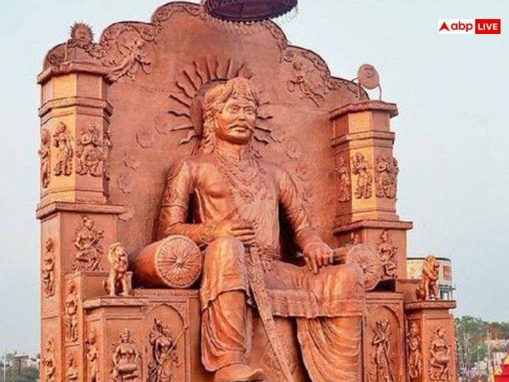 सिंहासन पर बैठने के लिए राजा भोज ने पंडित और ज्योतिषियों से शुभ मुहूर्त भी निकलवाया. दिन तय हो गया दूर-दूर से लोग पहुंचे. महल में गाजे-बाजे की रौनक थी. लेकिन राजा भोज विक्रमादित्य के सिंहासन का सुख नहीं भोग सके.