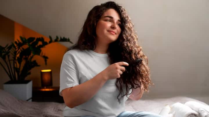 हालांकि, सभी के बाल अलग-अलग तरह के होते हैं, जिस पर हर तरह का तेल सूट नहीं करता. ऐसे में यह जानना बेहद जरूरी है कि आपके बालों में कौन सा तेल लगाना सबसे सही रहेगा. तो चलिए आज हम आपको बताते हैं इसके लिए कुछ आसान ट्रिक्स.