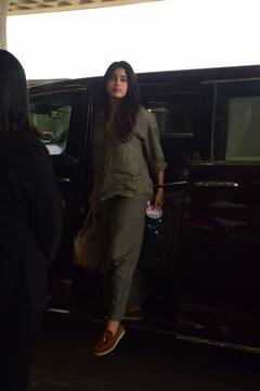 ग्रीन को-ऑर्ड सेट पहन जाह्नवी कपूर ने स्टाइल में एयरपोर्ट पर मारी एंट्री, शाहिद कपूर भी  कैजुअल लुक में लगे हैंडसम, देखें तस्वीरें