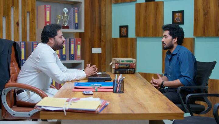 కార్తీక్ శ్రీధర్​పై సీరియస్ అవుతాడు. శ్రీధర్ అయితే మంచి లాయర్​ దగ్గరికి వెళ్లమని వీళ్లు మారారు అనుకుంటూ.. వెళ్లిపోతాడు. దీంతో కార్తీక్ లాయర్ కళ్యాణ్ ప్రసాద్ దగ్గరికి వెళ్తాడు.  (Image Credit: jio+ Hotstar)