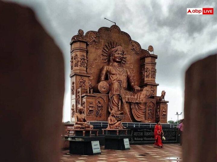 वर्षों बाद एक किसान की सहायता से यह सिंहासन राजा भोज को मिला. जोकि एक खेत के नीचे दबा था. सिंहासन के चारों ओर आठ-आठ यानी कुल 32 पुतलियां थीं. राजा भोज के आदेश पर सिंहासन को दुरुस्त कराया गया.