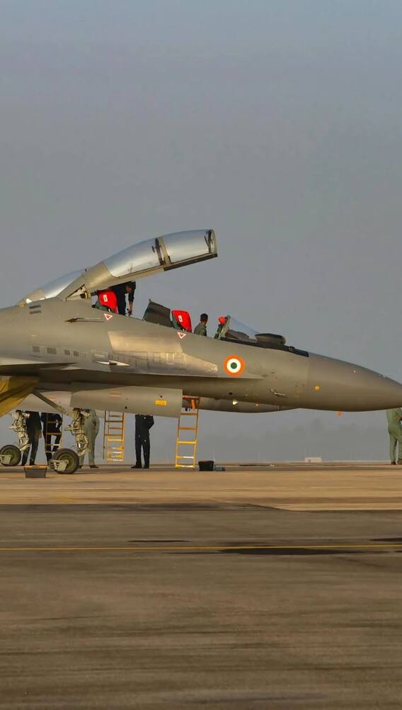 क्या फाइटर प्लेन में खाना खा सकते हैं पायलट?