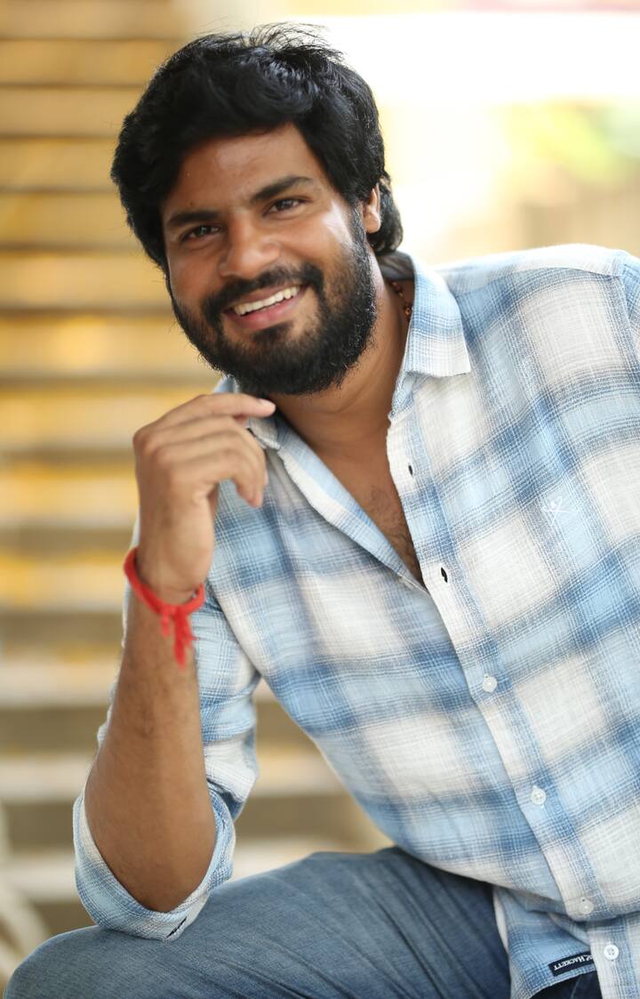 హీరోయిన్ వైష్ణవి సింగ్ గురించి ఉదయ్ రాజ్ మాట్లాడుతూ... ''మేం తెలుగ అమ్మాయిని తీసుకోవాలని ట్రై చేశాం. కానీ కుదరలేదు. అయితే వైష్ణవి సింగ్ అద్భుతంగా నటించింది. దర్శకుడు రాజేష్ చికిలే అందంగా సినిమా తీశారు. ట్రైలర్, పాటలకు మంచి రెస్పాన్స్ వచ్చింది. వెంకీ వీణ మంచి మ్యూజిక్ ఇచ్చారు. ఇక మా సినిమాపై నమ్మకంతో నిర్మాత బంగార్రాజు సొంతంగా రిలీజ్ చేస్తున్నారు'' అని అన్నారు.