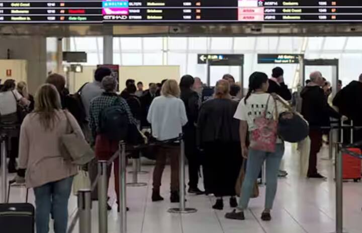 ਇਸਦੇ ਲਈ ਤੁਹਾਨੂੰ ਸਿਰਫ਼ ਇੱਕ ਛੋਟਾ ਜਿਹਾ ਕੰਮ ਕਰਨਾ ਪਵੇਗਾ। ਦਰਅਸਲ, ਭਾਰਤ ਸਰਕਾਰ ਦੁਆਰਾ ਡਿਜੀ ਯਾਤਰਾ ਨਾਮ ਦੀ ਇੱਕ ਐਪ ਲਾਂਚ ਕੀਤੀ ਗਈ ਹੈ। ਇਹ ਐਪ ਫੇਸ਼ੀਅਲ ਰਿਕੋਗਨੇਸ਼ਨ ਸਿਸਟਮ ਦੇ ਤਹਿਤ ਕੰਮ ਕਰਦੀ ਹੈ। ਇਸ ਦਾ ਮਤਲਬ ਹੈ ਕਿ ਇਸ ਐਪ ਵਿੱਚ ਤੁਹਾਨੂੰ ਸਿਰਫ਼ ਆਪਣਾ ਫੇਸ ਸਕੈਮ ਕਰਨਾ ਹੁੰਦਾ ਹੈ।