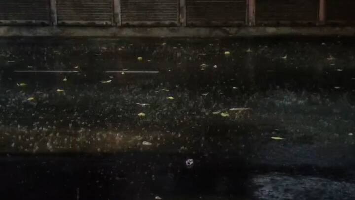 তার জেরে শনিবার পর্যন্ত দক্ষিণবঙ্গের প্রায় সব জেলাতেই বজ্রবিদ্যুৎ-সহ বৃষ্টির পূর্বাভাস রয়েছে।