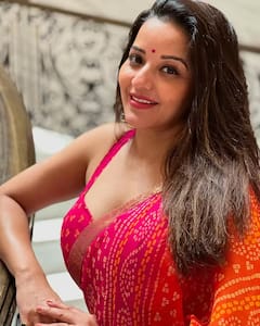 Desi Look: બાંધણી સાડી ઉપર ડીપનેક બ્લાઉઝ પહેરી મોનાલિસાએ ફ્લૉન્ટ કર્યો દેસી અવતાર, ફેન્સ ફિદા