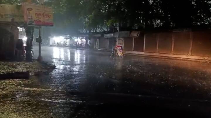 কোথাও কোথাও বইতে পারে দমকা ঝোড়ো হাওয়া। ঝড় ও বৃষ্টির সম্ভাবনা রয়েছে কলকাতাতেও।