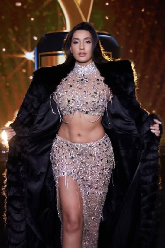 હેવી જ્વેલરી ડ્રેસ સાથે નોરા ફતેહીએ સ્ટેજ પર આપ્યા પૉઝ