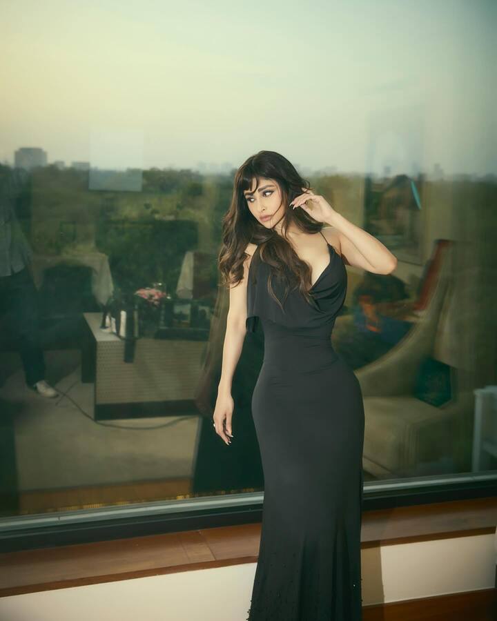 पण तिच्या आगामी चित्रपटापेक्षा ती तिच्या लूकमुळे जास्त चर्चेत आहे.