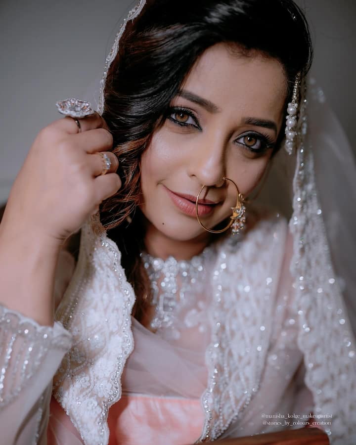 अपूर्वा नेमळेकर (Apurva Nemlekar ) ही 'रात्रीस खेळ चाले' (Ratris Khel Chale) या मालिकेमुळे घराघरांत पोहचली.