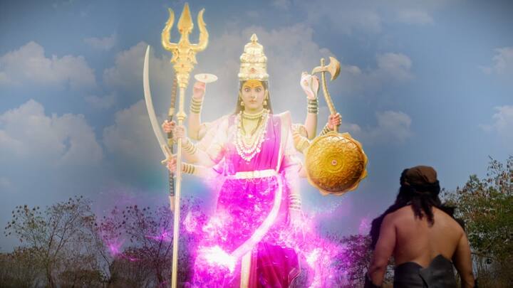 मात्र, या स्थैर्याच्या आणि समृद्धीच्या प्रवासात भक्तांनी सतत सजग राहावं, ही शिकवण देण्यासाठी देवी एक अनोखी दैवी लीला साकारते.