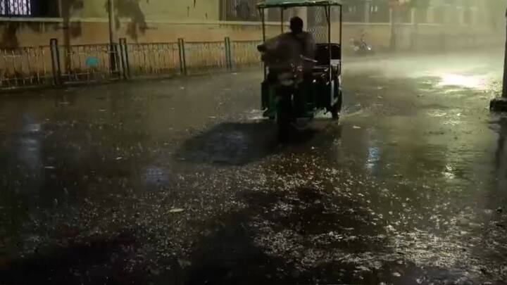 তাই অঝোরধারায় বৃষ্টি হলেও  বাতাসে জলীয় বাষ্পের পরিমাণ বেশি থাকায় আর্দ্রতাজনিত অস্বস্তি বজায় থাকবে। 