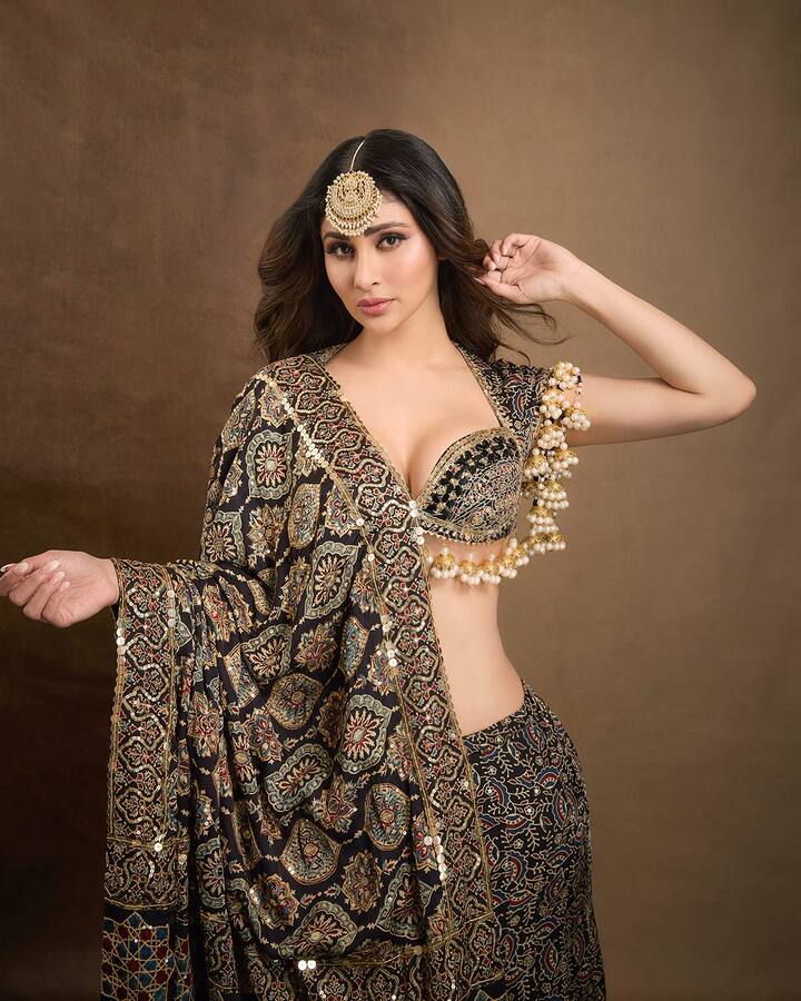 मौनीच्या या लूकचे सोशल मीडियावर खूप कौतुक होत आहे.