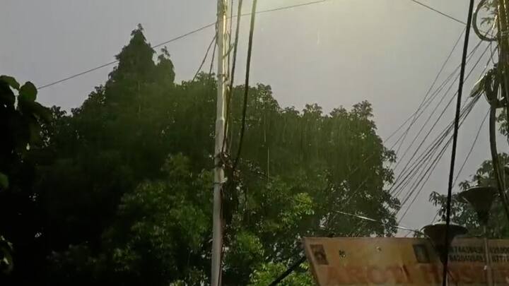 আজ সন্ধ্যা রাতে আচমকাই ঝড় ও বৃষ্টি শুরু কলকাতা-সহ দক্ষিণবঙ্গের একাধিক জেলায়। শিলাবৃষ্টির খবরও মিলেছে।
