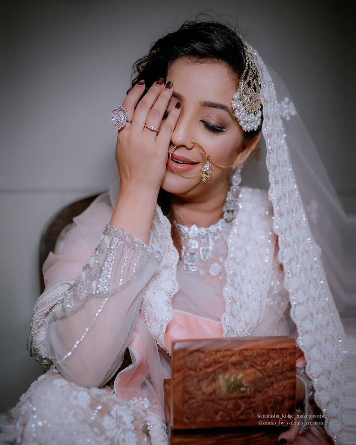 Apurva Nemlekar मराठी मनोरंजन विश्वातील लोकप्रिय अभिनेत्री आहे.