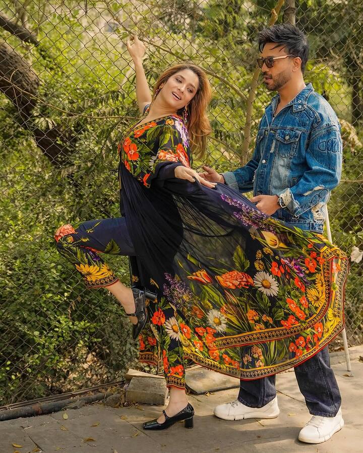 अंकिता और विक्की का ये फोटोशूट उनके शो ‘लाफ्टर शेफ्स’ की शूटिंग के दौरान की है. तस्वीरों में दोनों स्टाइलिश लुक में दिखे.