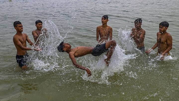 বৃহস্পতিবার উত্তর ২৪ পরগনা, নদিয়া, মুর্শিদাবাদ, বীরভূম, পূর্ব ও পশ্চিম বর্ধমান জেলাতে বজ্রবিদ্যুৎসহ বৃষ্টির সঙ্গে ঝড়ের পরিমাণ একটু বেশি হবে। ৬০ কিলোমিটার গতিবেগের দমকা ঝড়ো হাওয়া বইতে পারে বিক্ষিপ্তভাবে দু এক জায়গায় কালবৈশাখের মতো পরিস্থিতির সম্ভাবনা।