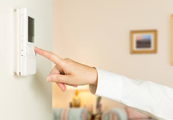 2. ਠੰਢਕ ਦਾ ਪ੍ਰਭਾਵ ਘੱਟ ਹੋ ਸਕਦਾ ਜੇਕਰ ਤੁਹਾਨੂੰ ਲੱਗਦਾ ਹੈ ਕਿ ਏਸੀ ਪਹਿਲਾਂ ਵਾਂਗ ਠੰਢਾ ਨਹੀਂ ਹੋ ਰਿਹਾ, ਤਾਂ ਕੀ ਇਹੀ ਆਦਤ ਇਸ ਦੇ ਪਿੱਛੇ ਦਾ ਕਾਰਨ ਤਾਂ ਨਹੀਂ? ਜੀ ਹਾਂ, ਵਾਰ-ਵਾਰ ਚਾਲੂ ਤੇ ਬੰਦ ਕਰਨ ਨਾਲ ਕੰਪ੍ਰੈਸਰ ਕਮਜ਼ੋਰ ਹੋ ਜਾਂਦਾ ਹੈ ਤੇ ਇਸ ਦੀ ਕੂਲਿੰਗ ਸਮਰੱਥਾ ਘੱਟ ਜਾਂਦੀ ਹੈ। ਇਸ ਦਾ ਮਤਲਬ ਹੈ ਕਿ ਗਰਮੀ ਤੋਂ ਰਾਹਤ ਮਿਲਣ ਦੀ ਬਜਾਏ, ਤੁਹਾਡੀਆਂ ਸਾਰੀਆਂ ਕੋਸ਼ਿਸ਼ਾਂ ਏਸੀ ਦੀ ਮੁਰੰਮਤ ਕਰਵਾਉਣ ਵਿੱਚ ਹੀ ਖਰਚ ਹੋ ਜਾਣਗੀਆਂ।