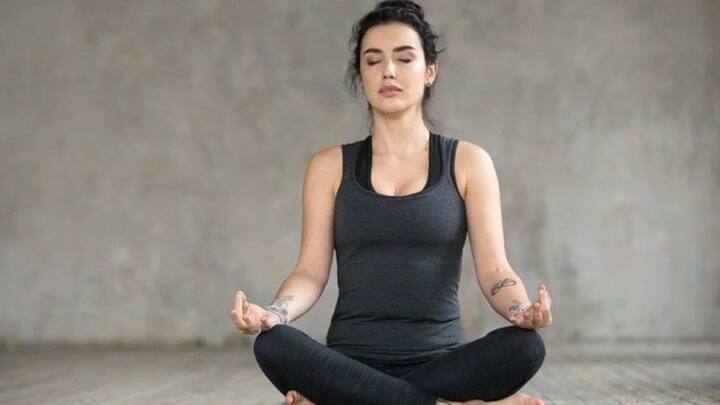 2. Sukhasana (Easy Pose): As the name suggests, Sukhasana is an extremely easy pose. It promotes calmness and improves the posture. This yoga pose supports breathing and puts no pressure on the joints. (Image Source: Pinterest/sanskritiyogpeeth)