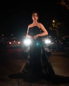 हार्ट शेप ब्लैक गाउन में सारा अली खान ने कराया हुस्न का दीदार, अदाओं ने लूटा फैंस का करार