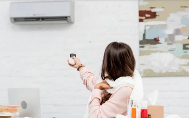 3. ਮੋਟਰ ਤੇ ਪੱਖਾ ਖਰਾਬ ਹੋ ਸਕਦੇ ਏਸੀ ਦੀ ਮੋਟਰ ਤੇ ਪੱਖਾ ਬਹੁਤ ਹੀ ਸੰਵੇਦਨਸ਼ੀਲ ਹਿੱਸੇ ਹੁੰਦੇ ਹਨ। ਜਦੋਂ ਤੁਸੀਂ ਇਸ ਨੂੰ ਵਾਰ-ਵਾਰ ਸਿੱਧਾ ਬੰਦ ਕਰਦੇ ਹੋ, ਤਾਂ ਇਸ ਦਾ ਨਕਾਰਾਤਮਕ ਪ੍ਰਭਾਵ ਪੈਂਦਾ ਹੈ। ਇਸ ਕਾਰਨ ਨਾ ਸਿਰਫ਼ ਉਨ੍ਹਾਂ ਦੀ ਕਾਰਗੁਜ਼ਾਰੀ ਵਿਗੜਦੀ ਹੈ, ਸਗੋਂ ਉਹ ਜਲਦੀ ਖਰਾਬ ਵੀ ਹੋ ਸਕਦੇ ਹਨ।